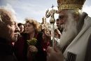 Епископ извършва церемонията по водосвета на Богоявление в предградието "Фалиро" близо до Атина.