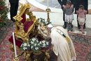 Папа Франциск целува статуята на бебето Исус по време на месата за Богоявление в базиликата "Свети Петър" във Ватикана.
