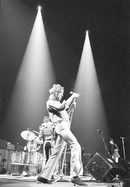 През 1970 г. основава собствена група – "Смол фейсис", преименувана по-късно на "Фейсис". След 1971 г. отделни песни и албуми заемат челни места в класациите в Англия и САЩ, а концертите му имат огромен успех. Групата му се разпада през 1975 г., след което певецът започва соловата си кариера.
На снимката: Род Стюарт на концерт в Madison Square Garden в Ню Йорк, 26 ноември 1971 г.