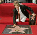 От творческата дупка успяла да го извади автобиографията му "Род", която певецът пише през 2011 г. 
На снимката: Род Стюарт получва звезда на Алеята на славата в Лос Анджелис на 11 октомври 2005 г.
