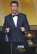Кристиано Роналдо спечели за втори пореден и общо трети път "Златната топка". Той изпревари Лионел Меси и Мануел Нойер в ежегодната анкета за най-добър футболист в света, която се организира от ФИФА и сп. "Франс Футбол".