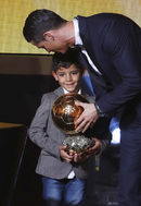 Кристиано Роналдо със своя син Кристиано-младши