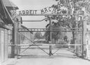 Първата нацистка база в "Аушвиц", на името на близкия град Ошвиенчим, е била създадена през май 1940 г. Позната като "Аушвиц 1" тя се е простирала на около 40 квадратни километра.