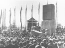 През януари 1942 нацистите взимат т.нар. Окончателно решение на еврейския въпрос. "Гардиън" отбелязва, че и преди това са били създадени лагери за унищожаване на евреите, но практиката се формализира при Ванзейската конференция. Концлагерът "Аушвиц 2" или "Аушвиц-Биркенау" е създаден същата година.<br /><br />На снимката: Церемония в памет на жертвите на Холокоста на 16 април 1967 г.