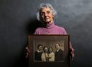 90-годишната Ева Фахиди държи снимка на семейството си, всички от които са били убити в "Аушвиц" по време на Втората световна война. Тя е на 18 години, когато през 1944 г. заедно с роднините си е докарана от Дебрецен в Унгария в "Аушвиц-Биркенау".