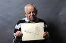87-годишният унгарец Лайош Ердели държи рисунка на друг концлагерист. Ердели е присигнал в "Аушвиц" през 1944 г. и по-късно преместен в друг лагер. Когато е освободен, тежи едва 30 килограма, но опитал да стигне до дома си. След като колабирал, бил откаран в болница от местен фермер.