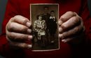 Бартниковски държи снимка на семейството си.