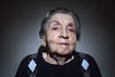 Голда Полак, на 89 години е била в няколко лагера, включително "Аушвиц", където е изпратена от Румъния. Тогава е разделена от родителите си, които никога повече не вижда. С подстригана коса и номер вместо име, тя е изпратена в лагера в Бухенвалд в Германия, където работи във фабрика за самолети. По време на принудителни шествия през нощта, тя яде трева, за да не умре от глад. Лагерът в Бухенвалд е освободен от американските военни през април 1945 г.<br /><br />Днес Голда Полак живее в Бруклин, Ню Йорк. За нея годишнината от освобождаването на "Аушвиц", което е и международния ден в памет на жертвите на Холокоста, е време не за празнуване, а за справяне със загубата и тъгата.