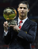 Роналдо получава "Златната топка" през декември 2008 г. след страхотния сезон в "Манчестър юнайтед" и спечелването на требъл - Висшата лига, Шампионската лига и световното клубно първенство.