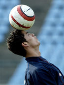 Роналдо показва контрол върху топката с глава.