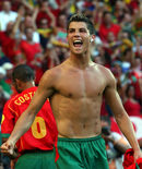 Кристиано Роналдо празнува, след като Португалия е отстранила Холандия и се е класирала за финала на европейското първенство през 2004 г.