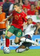 Роналдо срещу левия защитник на Англия Ашли Коул в двубой от четвъртфиналите на европейското първенство в Португалия през 2004 г., който домакините печелят с дузпи.