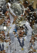 Роналдо вдигна за втори път трофея в Шампионската лига и за първи с екипа на "Реал" (Мадрид).