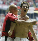Роналдо празнува попадението си във вратата на "Милуол" във финала за Купата на Англия на 22 май 2004 г. Португалецът открива резултата на стадион "Милениум" в Кардиф", а "Манчестър юнайтед" печели най-стария турнир след победа с 3:0. Това е и първият трофей на Роналдо с екипа на "червените дяволи".