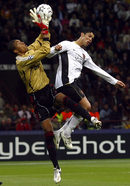 Кристиано Роналдо в сблъсък с Дида в двубой от Шампионската лига между "Юнайтед" и "Милан" през 2007 г.