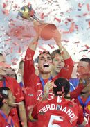 Кристиано Роналдо с трофея от световното клубно първенство, който "Манчестър юнайтед" спечели на 21 декември 2008 г. в Йокохама.