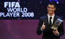 Кристиано Роналдо с наградата на ФИФА за най-добър играч в света за 2008 г.