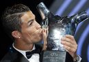Роналдо целува трофея за най-добър футболист на УЕФА за 2014 г.