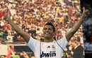 През лятото на 2009 г. Кристиано Роналдо стана най-скъпия футболист в историята на футбола, след като "Реал" плати космическите по онова време 94 милиона евро. 

На снимката: Роналдо при представянето си на препълнения "Сантиаго Бернабеу" на 6 юли 2009 г.