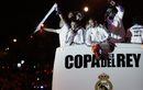 Пепе, Кристиано Роналдо, Карим Бензема и Емануел Адебайор по време на парада в Мадрид след спечелването на Купата на краля. Това беше първият трофей на португалската звезда с екипа на "кралския клуб".