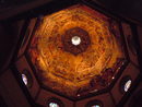 В централната й сграда автор на купола е ренесансовият архитект Филипо Брунелески, който впрочем е бил покровителстван от противоречивата фамилия Медичи. Целта по онова време (строителството започва в края на 13 век и продължава 6 века - бел. ред.) е била катедралата да надхвърли по размери и пищност всички околни. Сградата успява да изпълни и канона - човекът да се чувства малък и нищожен.<br />