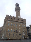 Синьорията е на практика правителството на Флоренция докато е била самостоятелна република. В двореца на снимката, известен и като "Палацо дела си Синьориа" или като "Палацо Векио" са се събирали управляващите на града. Днес е основна туристическа спирка. Решен е в готически стил. По-късно става седалище на Медичите за известен период. Във вътрешността му има огромна зала, където е заседавал 500-членният съвет, вземал решенията за съдбата на Флоренция.