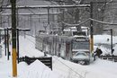 Рекордната серия от снежни бури, които удариха североизтока на САЩ през последните две седмици, принуди властите да затворят масовия транспорт в Бостън във вторник, за да се даде време за изчистване на релсите.
