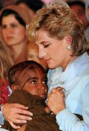 Принцеса Даяна държаи дете, болно от рак, в болница в пакистанския град Лахор на 22 февруари 1997 г.