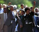 Нелсън Мандела заедно със съпругата си Уини излиза от затвора в Кейптаун, след прекарани там 27 години.