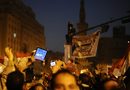 Активист от опозицията в Египет показва на лаптопа си, че президентът Хосни Мубарак е подал оставка на 11 февруари 2011 г.