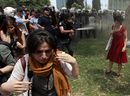 Турски жандармерист обгазява със сълзотворен газ демонстранти срещу разрушаването на парк на истанбулския площад "Таксим" на 28 май 2013 г.