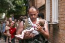 Руски офицер носи спасено бебе след освобождаването на училище в Беслан в руската провинция Северна Осетия.
