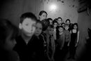Въпреки примирието опасността за цивилните не е изчезнала. На снимката ученици от най-старата гимназия в Мариупол провеждат учение за реакция по време на бомбардировка.