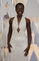 Лупита Ниого носи перлена рокля на "Келвин Клайн". На предишната церемония тя получи "Оскар" в категорията главна женска роля за историческия филм "12 години в робство", адаптиран по едноименния роман на  Соломон Нортъп.
