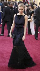 Английската актриса и модел Сиена Милър позира за снимка в рокля на Оскар де ла Рента. Милър се занимава и с моден дизайн. През 2006 г. тя създава модна линия за модната къща "Пепе Джинс". Милър участва в два от филмите, които бяха номинирани за "Оскар" - "Американски снайперист" и "Ловец на лисици".