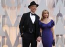 Дж. К. Симънс, който взе "Оскар" за второстепенна мъжка роля, пристига на червения килим в черен костюм. Той беше придружаван от съпругата си Мишел Шумахер.