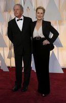Мерил Стрийп пристигна на червения килим на филмовите награди в изискан тоалет "Ланвин". Тя беше в компанията на съпруга си Дон Гамър, който скулптор.
