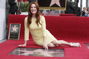 Джулиан попада в списъка "25-те най-велики актриси на 90-те" в ноемврийския брой на "Ентъртейнмънт уийкли" от 1998 г.<br />
<br />
На снимката: Джулиан Мур получава звезда на холивудската Алея на славата на 3 октомври 2013 г. в Холивуд.