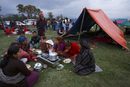 Хиляди хора останаха без домове, а други предпочетоха да нощуват на открито. Световната здравна организация, Европейската комисия, САЩ  идруги страни вече предоставиха средства за спешна помощ за пострадалата страна. <br />
<br />
На снимката: Семейство се храни пред импровизирания си подслон на открито след труса в Катманду. 