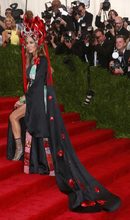 Наред с червения килим на Оскарите, галавечерята на Музея на художествения костюм "Метрополитън" в Ню Йорк е едно от големите модни събития на годината в САЩ, където звездите се чувстват предизвикани да експериментират.

Благотворителният бал по повод откриването на изложбата "Китай: в огледалния свят" подейства още по-творчески на знаменитостите, които изпъстриха облеклата си с препратки към далечния изток. На снимката - актрисата Сара Джесика Паркър.