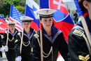 Курсанти от Висшето военноморско училище във Варна носеха флаговете на страните- участнички в Световната купа по спортна гимнастика и акробатика.