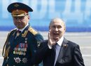 Руският президент Владимир Путин поздрави строените войници и ветераните, които присъстваха на площада.
