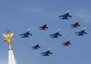 Многоцелевите изтребители МиГ-29 и щурмовици Су-27 също полетяха в небето над Москва.