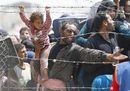 Сирийскии бежанец  чака зад гранични заграждения да премине в Турция. В неделя турските власти отвориха границата след неколкодневна блокада. Граничните власти очакват над 10 000 души да преминат.