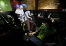 Работниците в защитно облекло дезинфекцират интернет кафе в Сеул, Южна Корея. Четири нови случая на <span>Близкоизточния респираторен синдром (БИРС) обяви министерство на здравеопазването, </span>с което общият брой на заразените става 154.