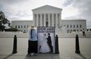 Демонстрант срещу еднополовите бракове стои пред Върховния съд на САЩ във Вашингтон.