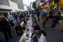 Хора участват в първия ден на свещения месец Рамадан, в района на площад Таксим в Истанбул, Турция.