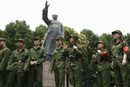 Студенти позират за снимка пред статуята на китайския лидер Мао Цзедун в университет в Шанхай.