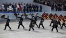 Гостуването на мексиканския президент стана причина в парада да участват и соколчици от мексиканска армия.