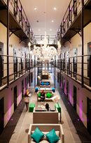 Хотел "Het Arresthuis" се намира в Роермонд, Холандия, в близост до границата с Германия. Първоначално е бил дом за малолетни престъпници, а по-късно и държавен затвор. През 2011 г. сградата отваря врати като хотел. Гостите могат да си избират между стаи comfort, представляващи 3 слети, бивши затворнически килии, или стаи de luxe, които са служели като зали за развлечение. Въпреки че, оригиналните затворнически решетки по прозорците са запазени, вътре стаите са добре обзаведени с плазмени телевизори, кафе машини, модерни душове, халати и чехли.